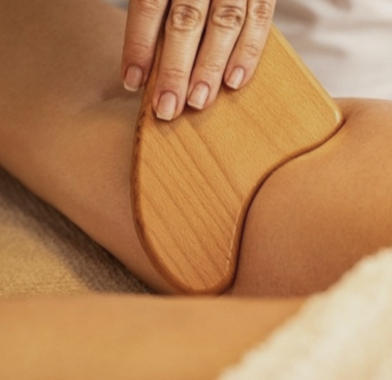 Femme détendue recevant un massage naturel pour stimuler la circulation sanguine et lymphatique, favorisant la détente et le bien-être corporel